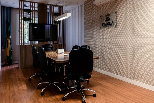 Sala de reunião da Etecla, com a marca aplicada na parede